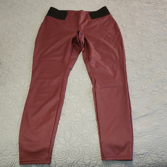 NWOT SIMPLY VERA WANG MAROON FAUX LEATHER PANTS - Picture 1 of 3